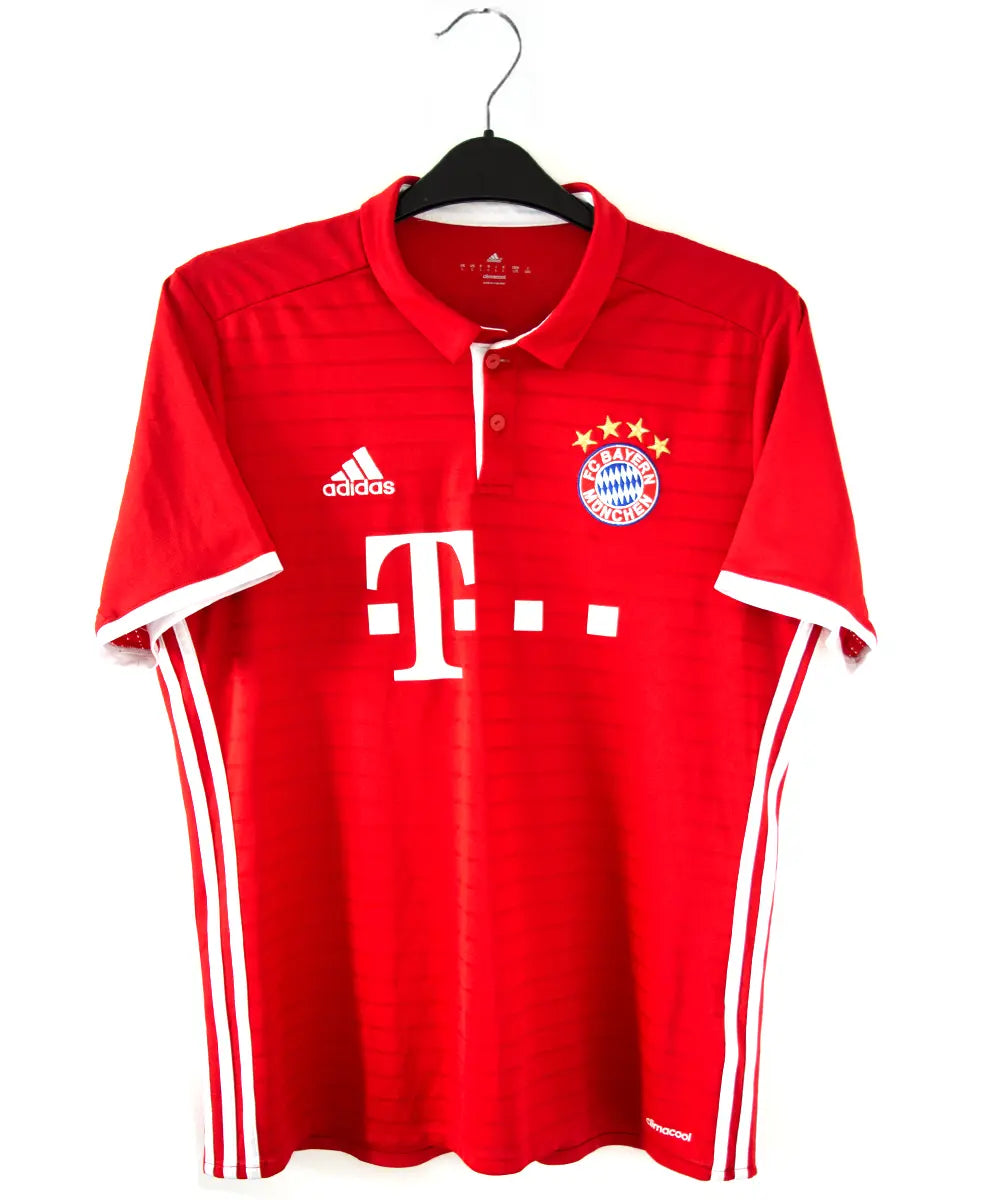 Maillot vintage domicile rouge et blanc du bayern munich de la saison 2016-2017. On peut retrouver l'équipementier adidas et le sponsor t