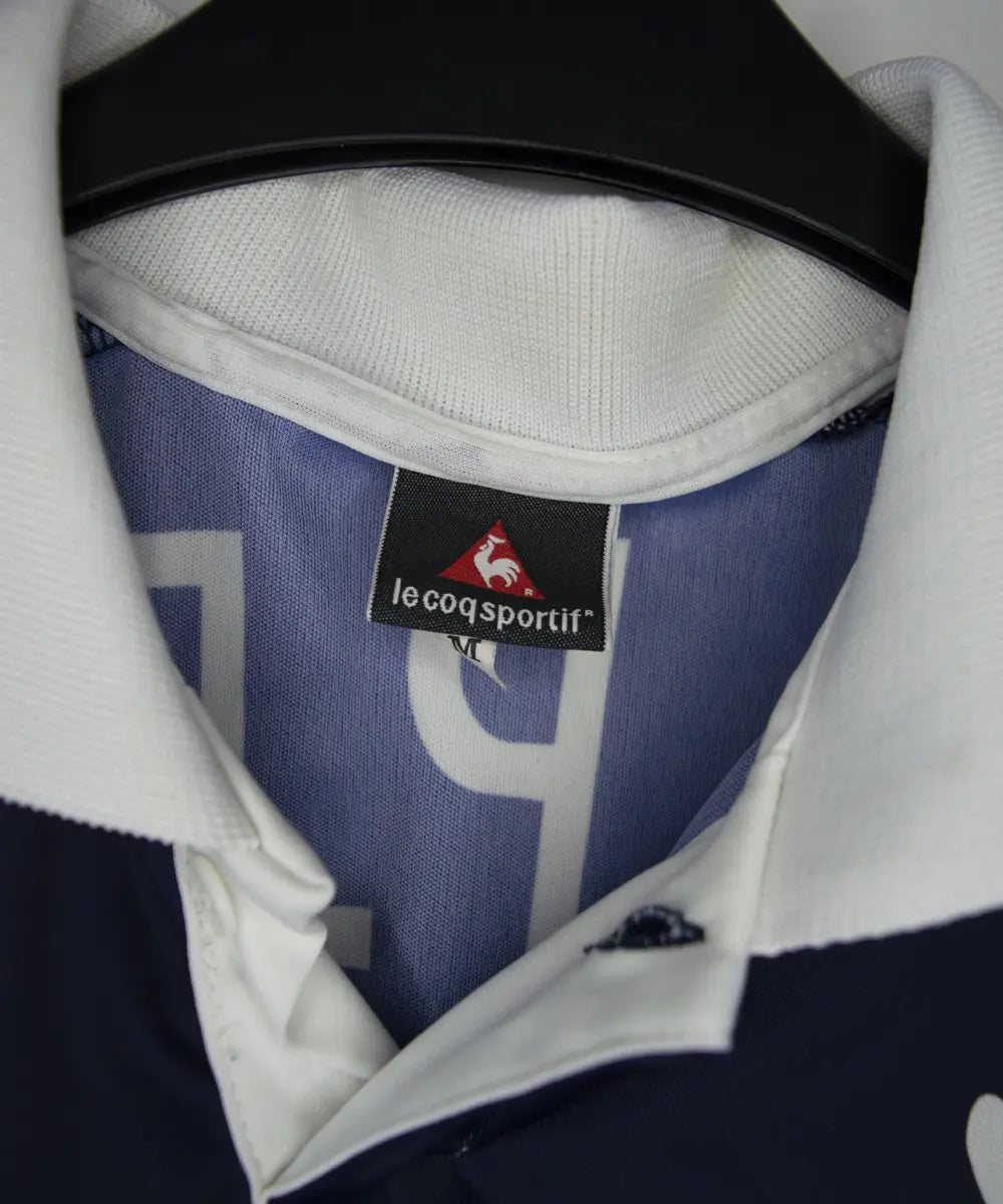 Maillot domicile des girondins de bordeaux de la saison 1996-1997 de couleur bleu et blanc. On peut retrouver l'équipementier le coq sportif, le sponsor waiti