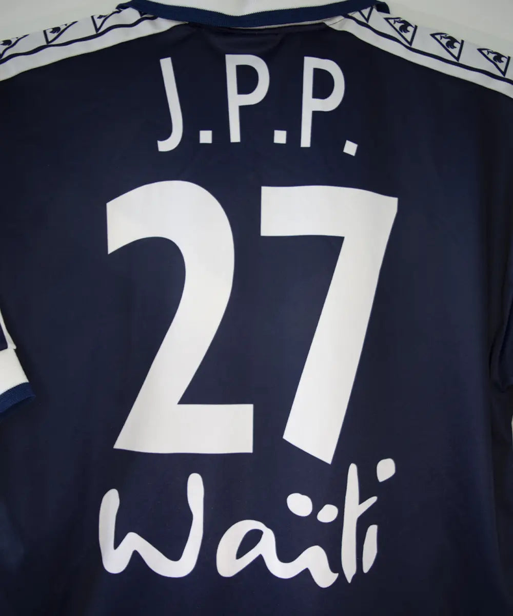 Maillot domicile des girondins de bordeaux de la saison 1996-1997 de couleur bleu et blanc. On peut retrouver l'équipementier le coq sportif, le sponsor waiti