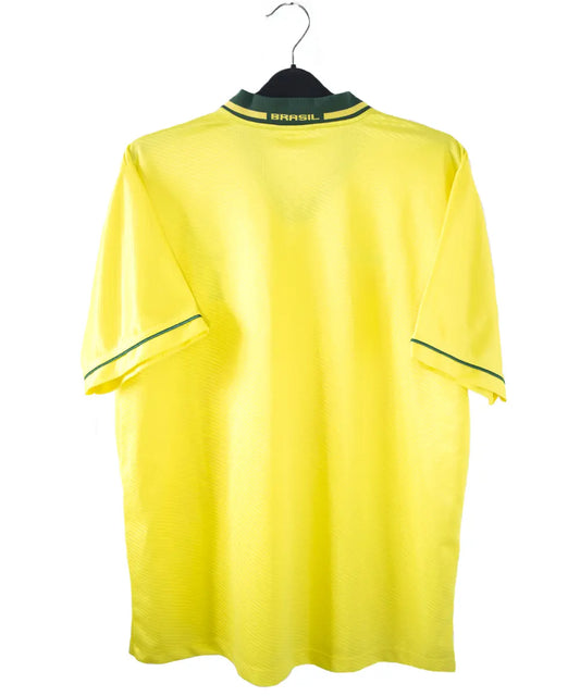 Maillot vintage domicile jaune et vert du brésil lors de la coupe du monde 1994. On peut retrouver l'équipementier umbro