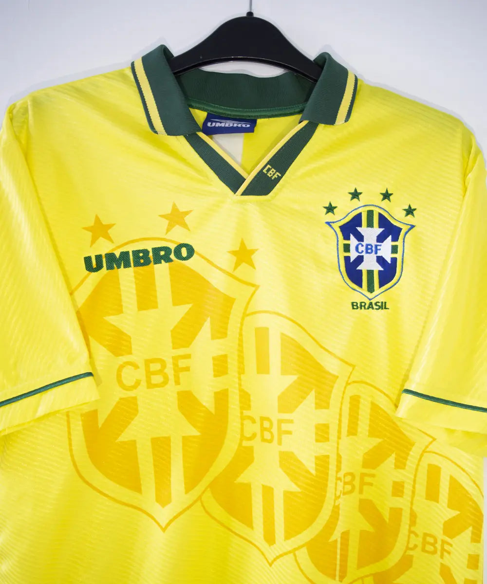 Maillot vintage domicile jaune et vert du brésil lors de la coupe du monde 1994. On peut retrouver l'équipementier umbro