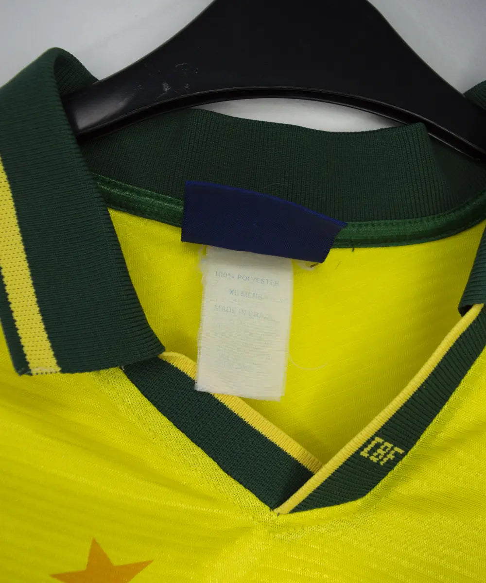 Maillot vintage domicile jaune et vert du brésil lors de la coupe du monde 1994. On peut retrouver l'équipementier umbro
