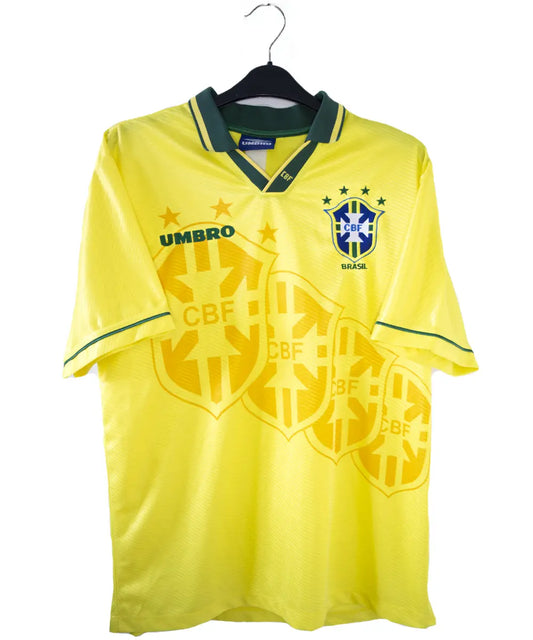 Maillot vintage domicile jaune et vert du brésil lors de la coupe du monde 1994. On peut retrouver l'équipementier umbro