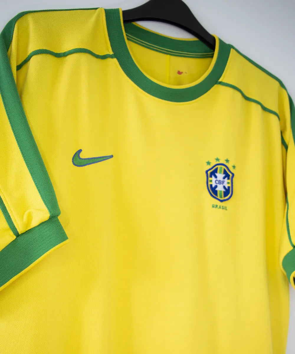 Maillot de foot vintage jaune et vert domicile du brésil lors de la coupe du monde 1998. Il s'agit d'un maillot authentique. On peut retrouver l'équipementier nike.