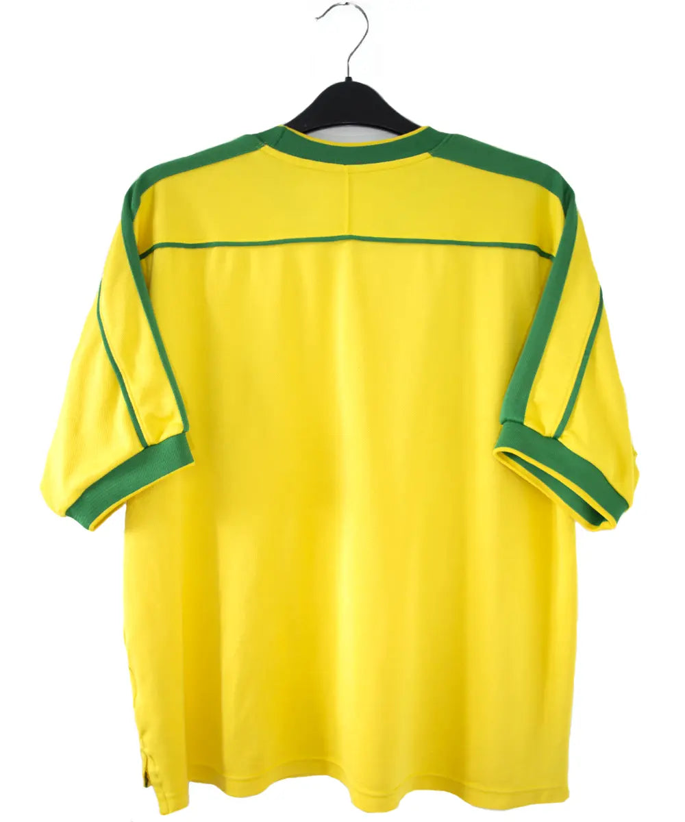 Maillot de foot vintage jaune et vert du brésil 1998. On peut retrouver l'équipementier nike. Il s'agit d'un maillot authentique d'époque