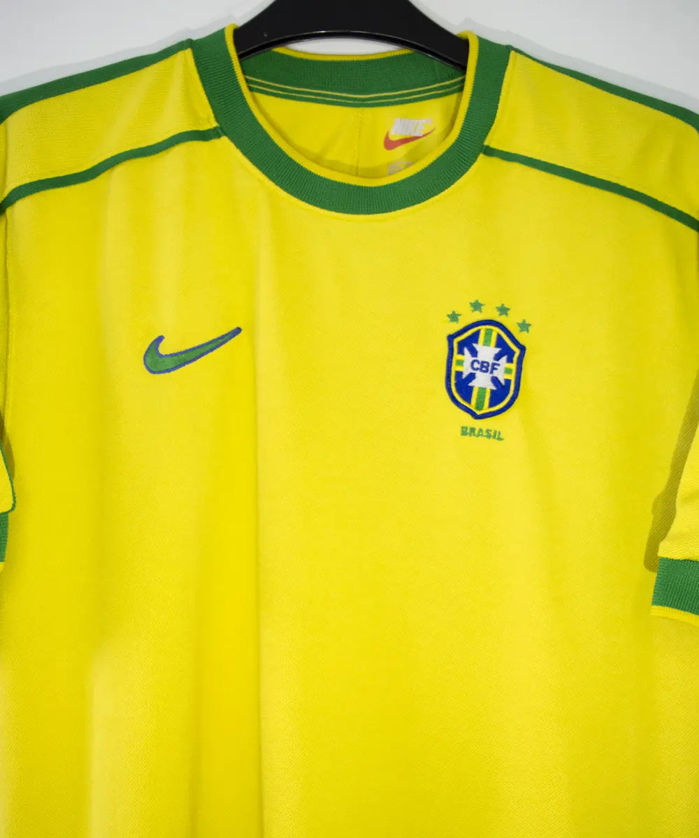 Maillot vintage domicile jaune et vert du bresil lors de la coupe du monde 1998. On peut retrouver l'équipementier nike.