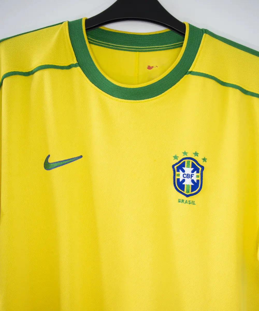 Maillot de foot vintage jaune et vert domicile du brésil lors de la coupe du monde 1998. Il s'agit d'un maillot authentique. On peut retrouver l'équipementier nike.