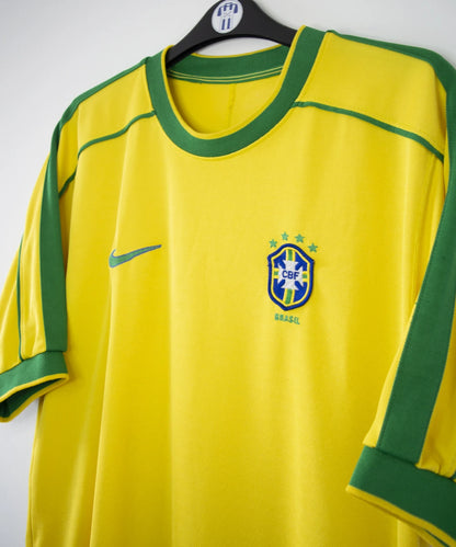 Maillot de foot vintage jaune et vert du brésil 1998. On peut retrouver l'équipementier nike. Il s'agit d'un maillot authentique d'époque