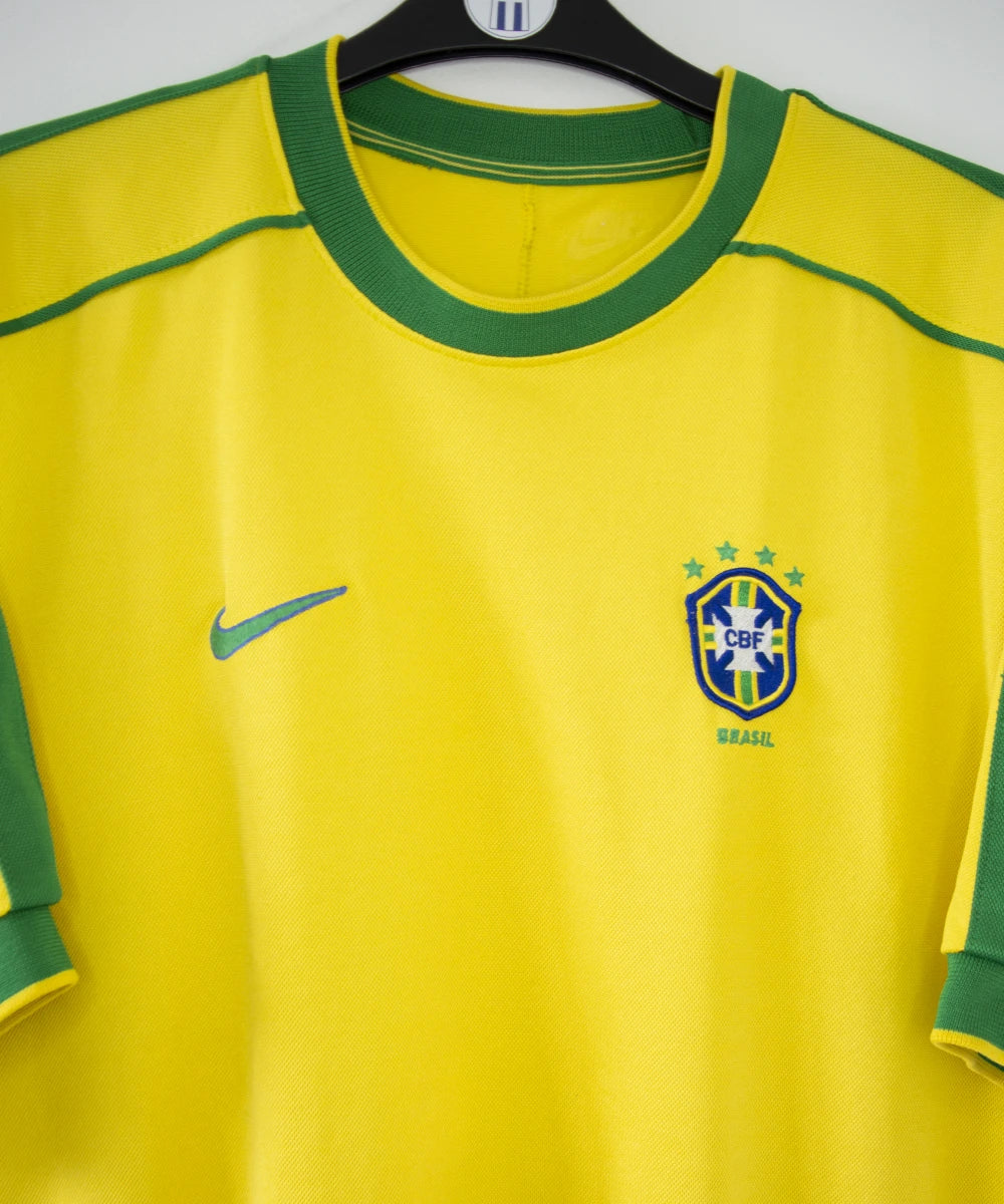 Maillot de foot vintage jaune et vert du brésil 1998. On peut retrouver l'équipementier nike. Il s'agit d'un maillot authentique d'époque