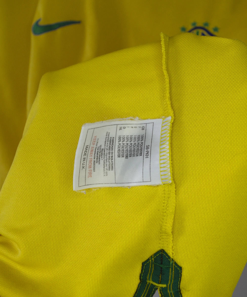 Maillot de foot vintage jaune et vert du brésil 1998. On peut retrouver l'équipementier nike. Il s'agit d'un maillot authentique d'époque