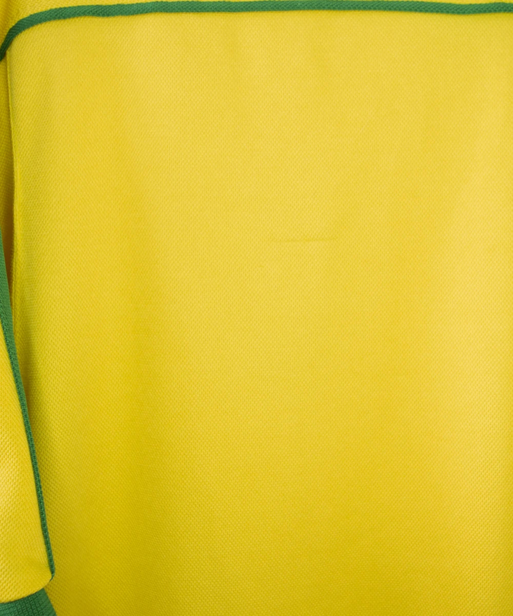 Maillot de foot vintage jaune et vert du brésil 1998. On peut retrouver l'équipementier nike. Il s'agit d'un maillot authentique d'époque