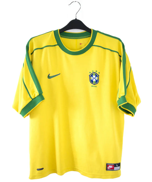 Maillot de foot vintage jaune et vert domicile du brésil lors de la coupe du monde 1998. Il s'agit d'un maillot authentique. On peut retrouver l'équipementier nike.