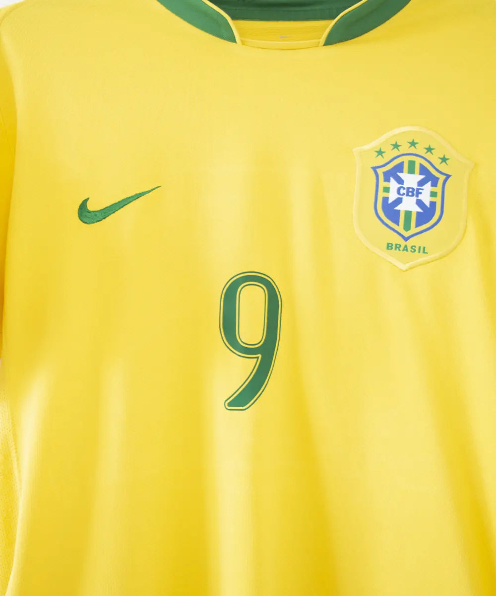 Maillot brésil jaune et vert porté lors de la coupe du monde 2006. On peut retrouver l'équipementier nike. Le maillot est floqué du numéro 9 Ronaldo. Sur cette photo on peut voir le devant du maillot de près