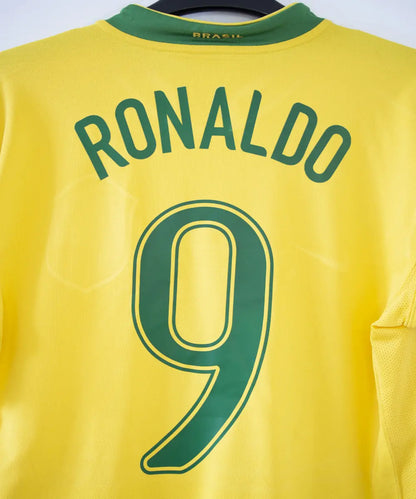 Maillot brésil jaune et vert porté lors de la coupe du monde 2006. On peut retrouver l'équipementier nike. Le maillot est floqué du numéro 9 Ronaldo. Sur cette photo on peut voir le flocage de près