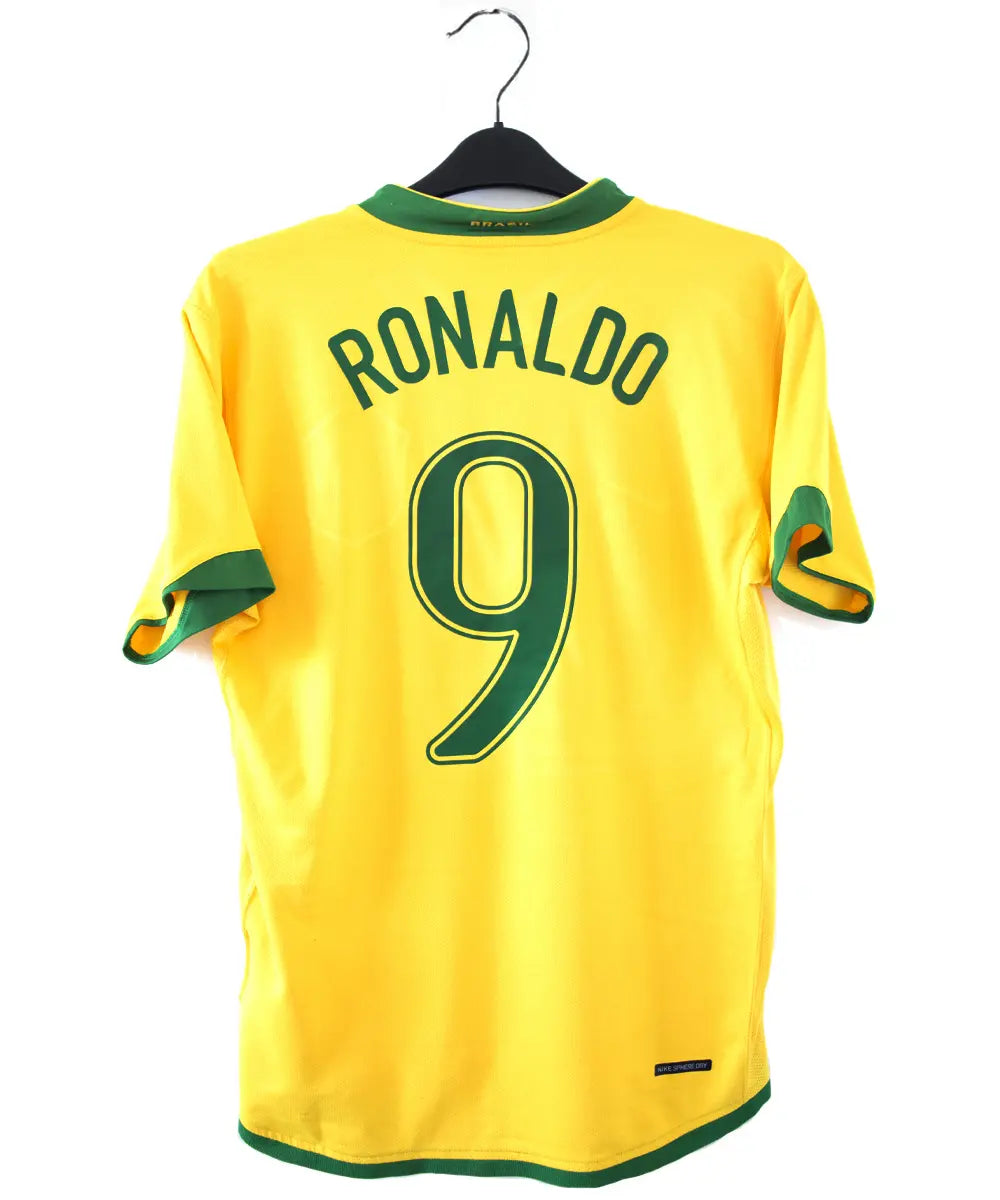 Maillot brésil jaune et vert porté lors de la coupe du monde 2006. On peut retrouver l'équipementier nike. Le maillot est floqué du numéro 9 Ronaldo. Sur cette photo on peut voir le maillot de dos
