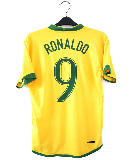 Maillot brésil jaune et vert porté lors de la coupe du monde 2006. On peut retrouver l'équipementier nike. Le maillot est floqué du numéro 9 Ronaldo. Sur cette photo on peut voir le maillot de dos