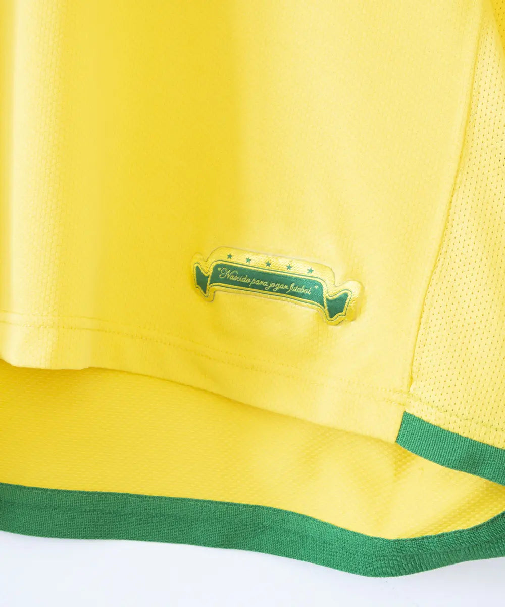 Maillot brésil jaune et vert porté lors de la coupe du monde 2006. On peut retrouver l'équipementier nike. Le maillot est floqué du numéro 9 Ronaldo. Sur cette photo on peut voir l'étiquette "nacido par jugar futebol"