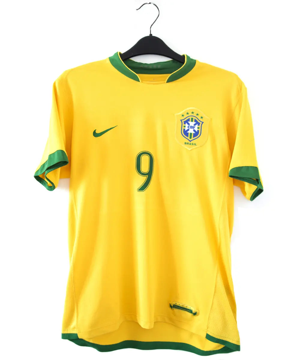 Maillot brésil jaune et vert porté lors de la coupe du monde 2006. On peut retrouver l'équipementier nike. Le maillot est floqué du numéro 9 Ronaldo. Sur cette photo on peut voir le maillot de devant
