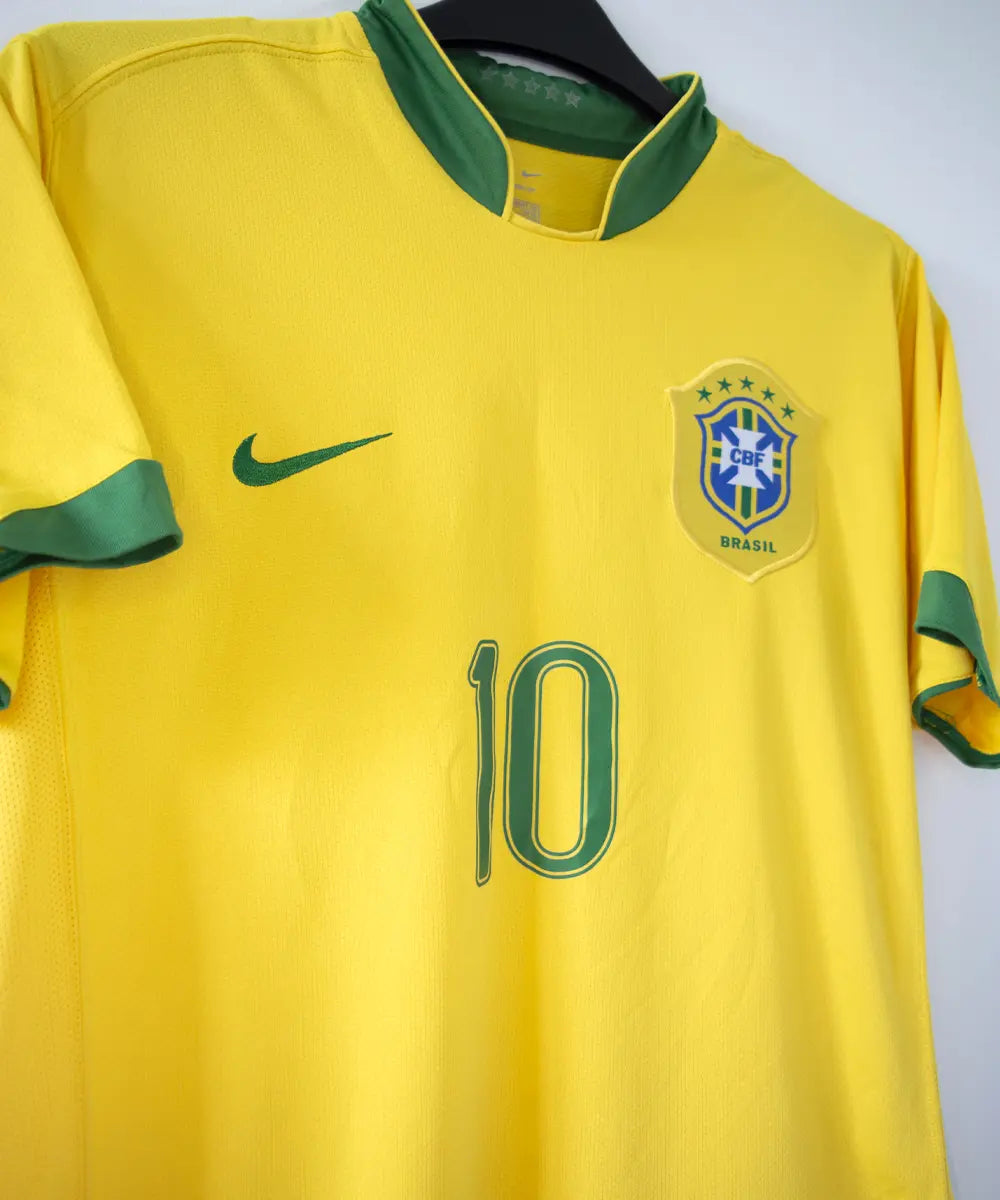 Maillot domicile du brésil jaune et vert (2006-2008). Le maillot est floqué du numéro 10 Ronaldinho