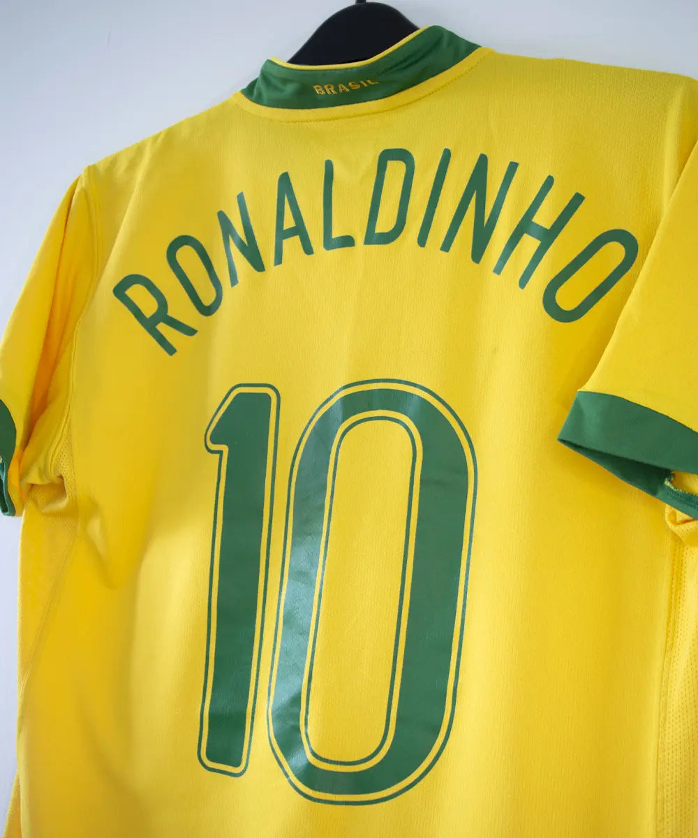 Maillot domicile du brésil jaune et vert (2006-2008). Le maillot est floqué du numéro 10 Ronaldinho
