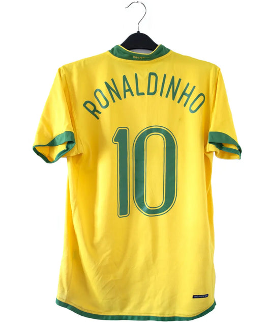 Maillot domicile du brésil jaune et vert (2006-2008). Le maillot est floqué du numéro 10 Ronaldinho
