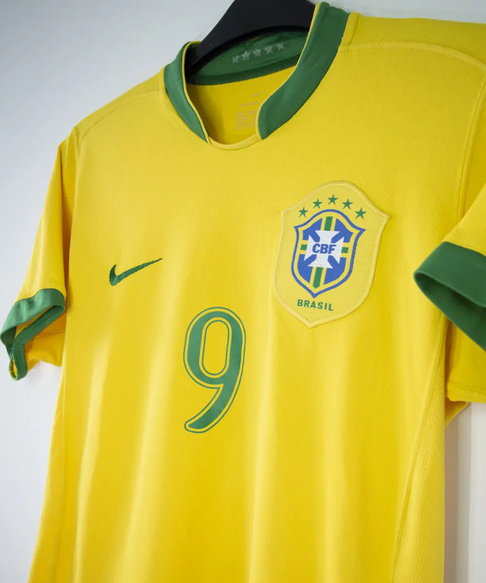 Maillot de foot vintage domicile jaune du brésil 2006-2008. On peut retrouver l'équipementier nike. Le maillot est floqué du numéro 9 Ronaldo. Le maillot comporte l'étiquette S6AOM 103889