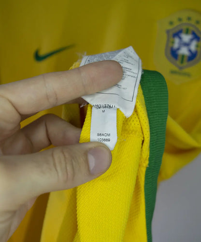 Maillot de foot vintage domicile jaune du brésil 2006-2008. On peut retrouver l'équipementier nike. Le maillot est floqué du numéro 9 Ronaldo. Le maillot comporte l'étiquette S6AOM 103889