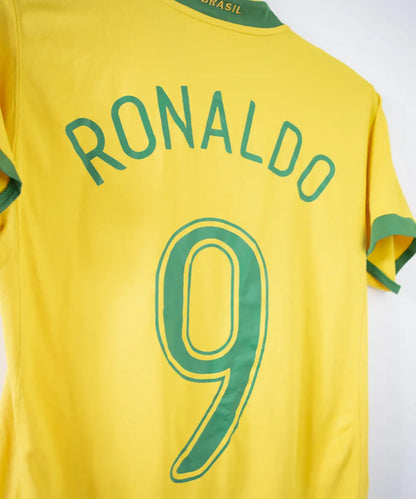 Maillot de foot vintage domicile jaune du brésil 2006-2008. On peut retrouver l'équipementier nike. Le maillot est floqué du numéro 9 Ronaldo. Le maillot comporte l'étiquette S6AOM 103889