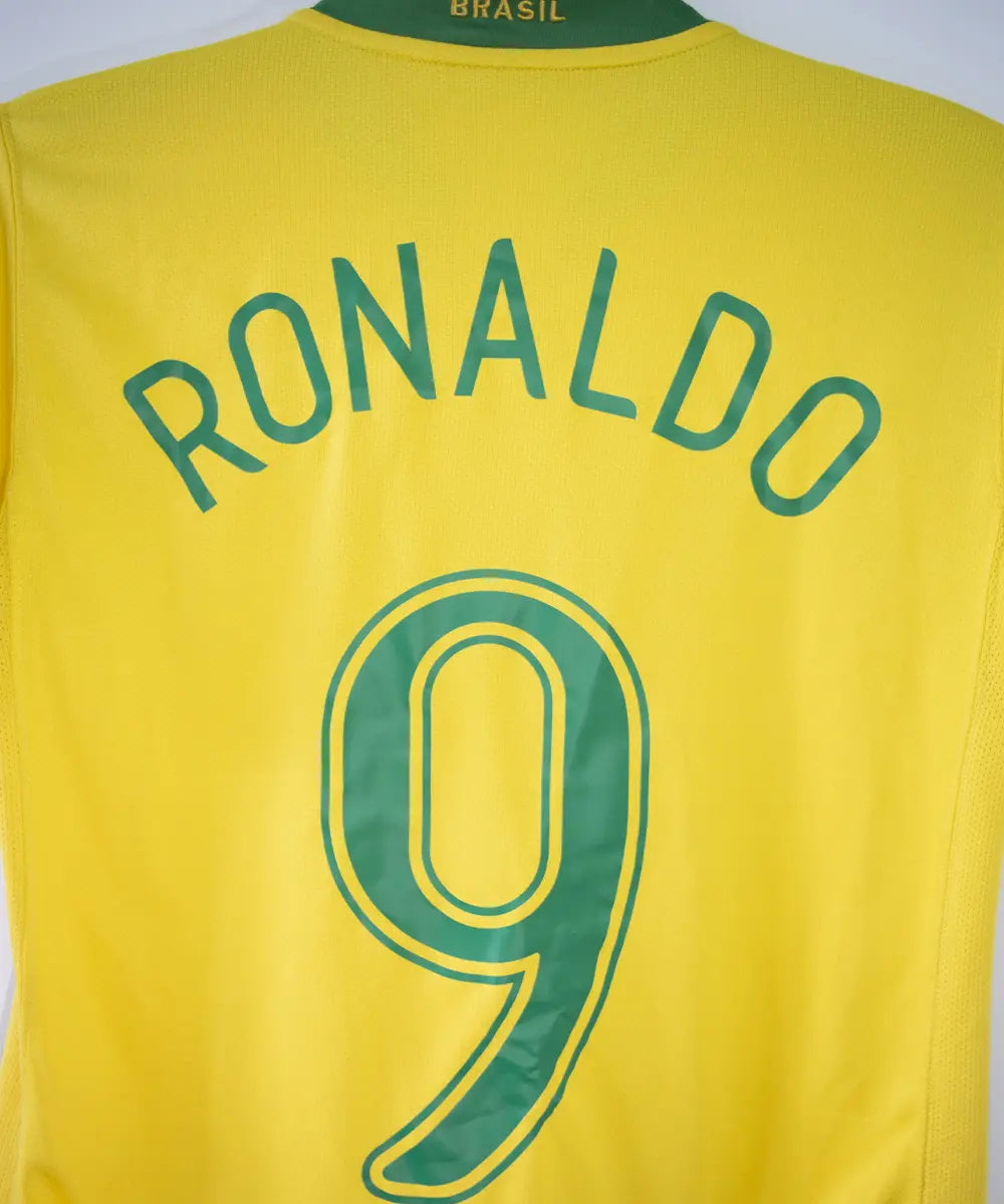 Maillot de foot vintage domicile jaune du brésil 2006-2008. On peut retrouver l'équipementier nike. Le maillot est floqué du numéro 9 Ronaldo. Le maillot comporte l'étiquette S6AOM 103889