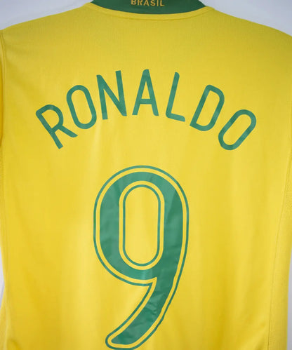 Maillot de foot vintage domicile jaune du brésil 2006-2008. On peut retrouver l'équipementier nike. Le maillot est floqué du numéro 9 Ronaldo. Le maillot comporte l'étiquette S6AOM 103889