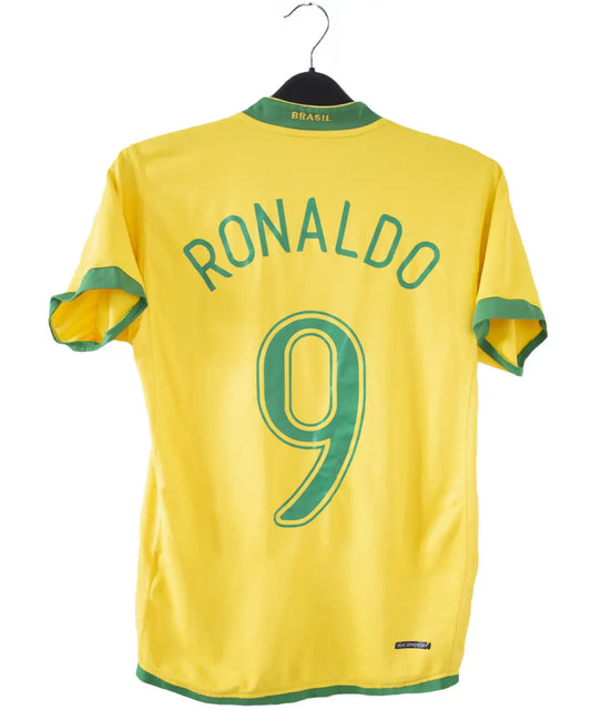 Maillot de foot vintage domicile jaune du brésil 2006-2008. On peut retrouver l'équipementier nike. Le maillot est floqué du numéro 9 Ronaldo. Le maillot comporte l'étiquette S6AOM 103889