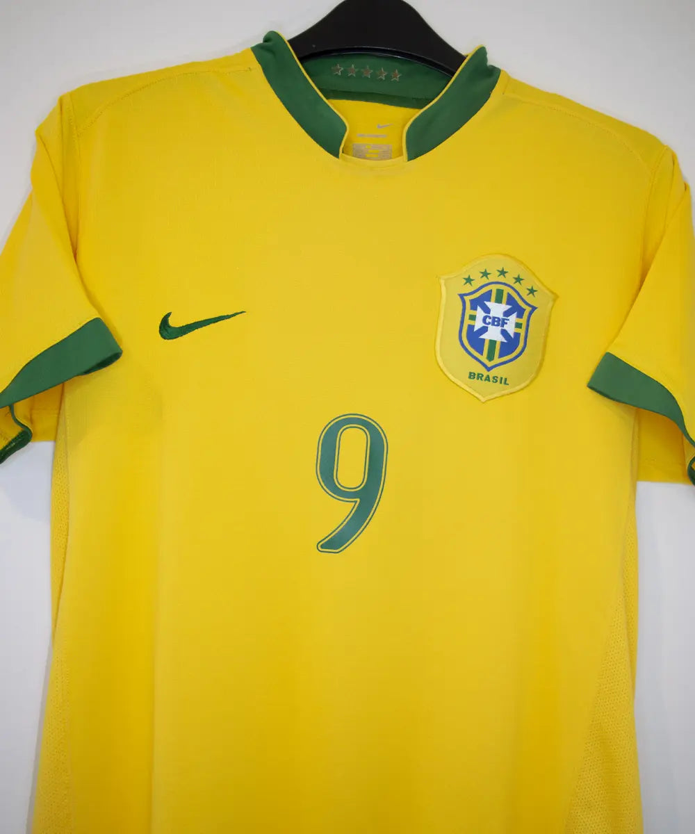 Maillot domicile jaune et vert du brésil 2006-2008. On peut retrouver l'équipementier nike. Le maillot est floqué du numéro 9 Ronaldo