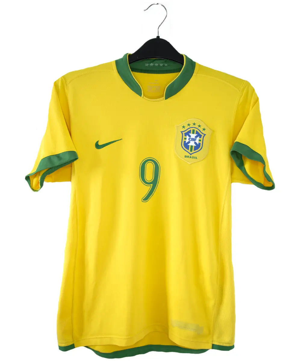 Maillot de foot vintage domicile jaune du brésil 2006-2008. On peut retrouver l'équipementier nike. Le maillot est floqué du numéro 9 Ronaldo. Le maillot comporte l'étiquette S6AOM 103889
