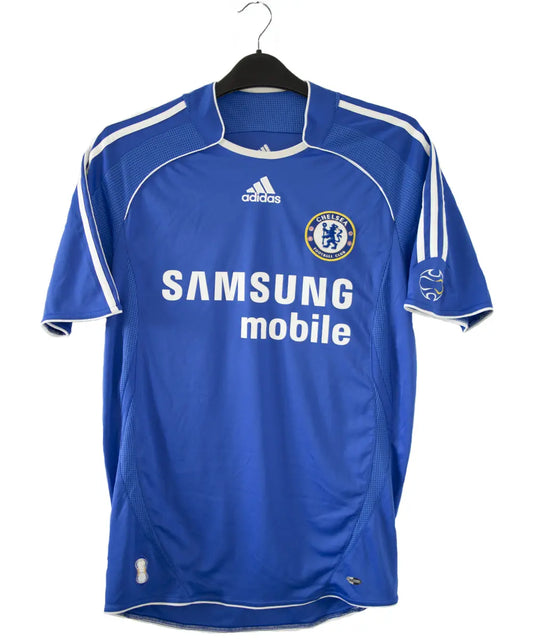 Maillot de foot vintage bleu domicile de chelsea de la saison 2006-2008. On peut retrouver l'équipementier adidas et le sponsor samsung. Le maillot est floqué du numéro 11 Didier Drogba. Le maillot possède l'étiquette 061230