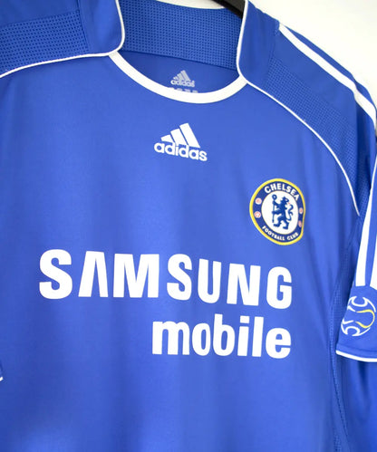 Maillot domicile de près de chelsea de la saison 2006/2008. Le maillot est floqué du numéro 7 Shevchenko. On peut retrouver l'équipementier adidas et le sponsor samsung
