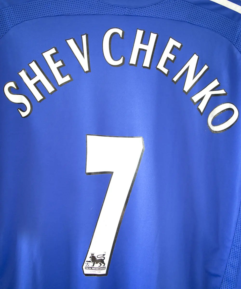 Maillot domicile de chelsea de la saison 2006/2008. Le maillot est floqué du numéro 7 Shevchenko. On peut retrouver l'équipementier adidas et le sponsor samsung. Sur cette photo on peut voir le flocage de près