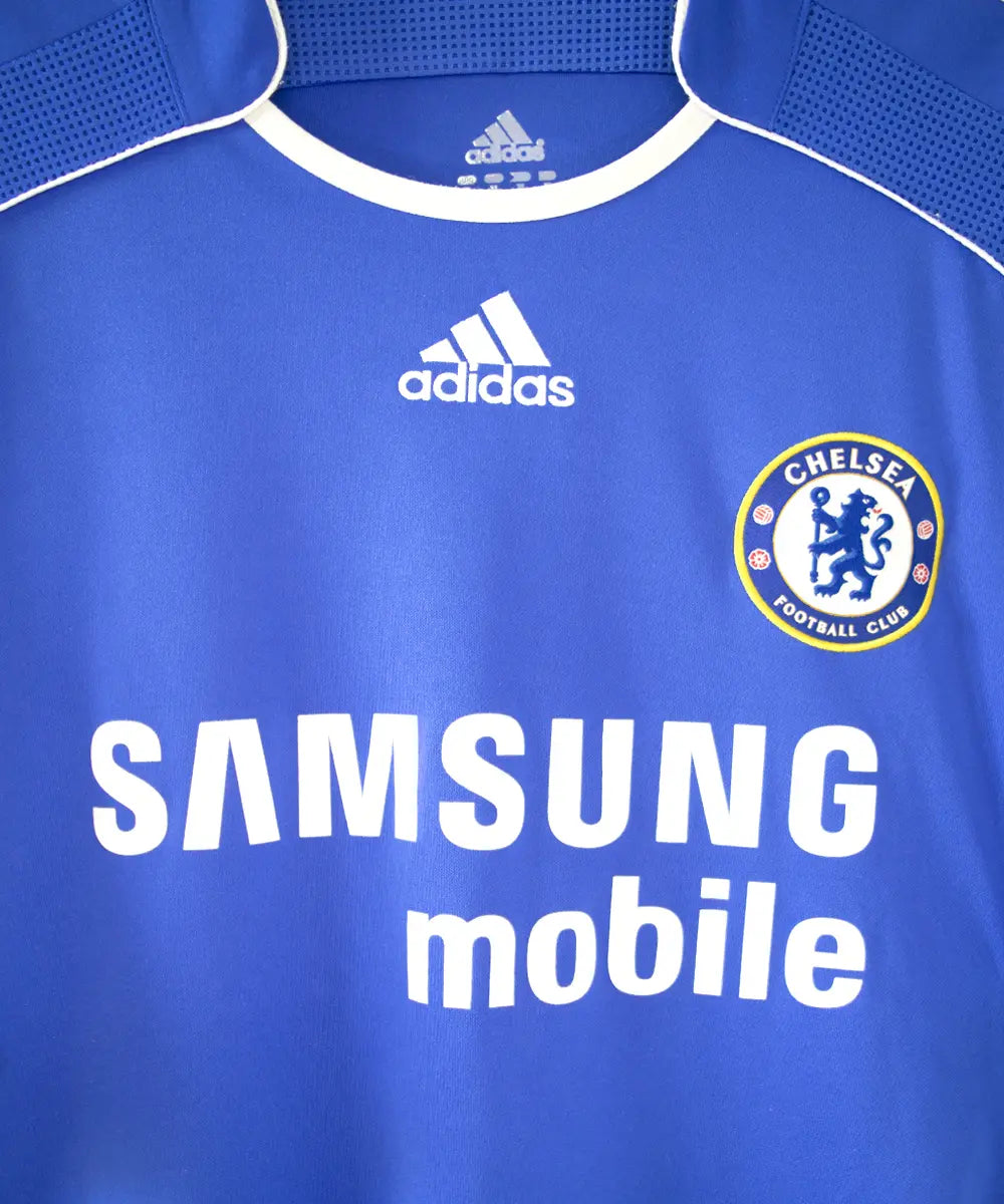 Maillot domicile de près de chelsea de la saison 2006/2008. Le maillot est floqué du numéro 7 Shevchenko. On peut retrouver l'équipementier adidas et le sponsor samsung