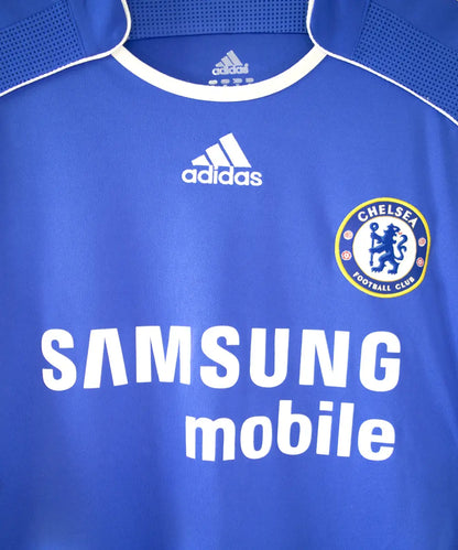 Maillot domicile de près de chelsea de la saison 2006/2008. Le maillot est floqué du numéro 7 Shevchenko. On peut retrouver l'équipementier adidas et le sponsor samsung