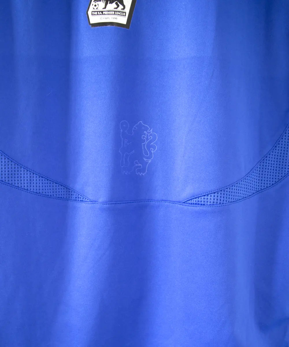 Maillot domicile de chelsea de la saison 2006/2008. Le maillot est floqué du numéro 7 Shevchenko. On peut retrouver l'équipementier adidas et le sponsor samsung. Sur cette photo on peut voir le petit lyon de chelsea incrusté dans le maillot