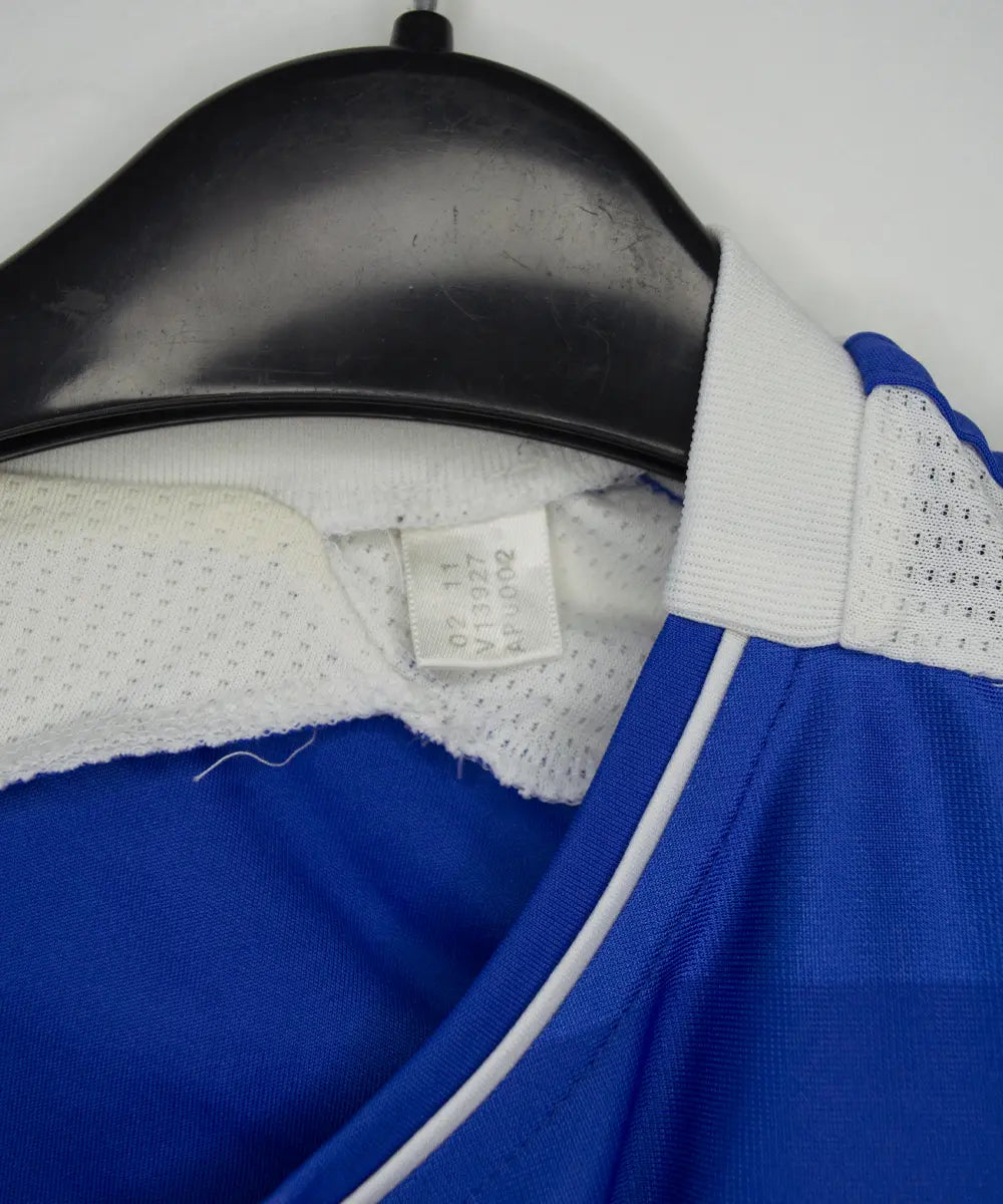 Maillot de foot vintage bleu domicile de chelsea de la saison 2011-2012. On peut retrouver l'équipementier adidas et le sponsor samsung. Le maillot est floqué du numéro 11 Didier Drogba. Le maillot comporte l'étiquette V13927