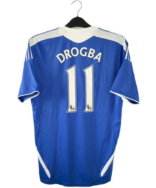 Maillot de foot vintage bleu domicile de chelsea de la saison 2011-2012. On peut retrouver l'équipementier adidas et le sponsor samsung. Le maillot est floqué du numéro 11 Didier Drogba. Le maillot comporte l'étiquette V13927