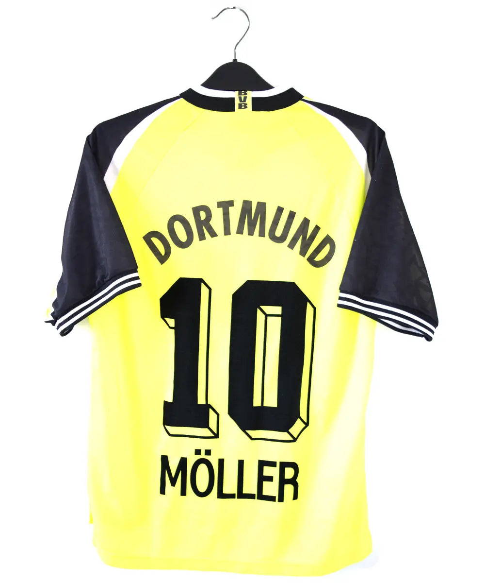 Maillot domicile du Borussia Dortmund de la saison 1995-1996. Le maillot est de couleur jaune et noir. On peut retrouver sur le maillot le sponsor die continentale et l'équipementier nike. Le maillot est floqué du numéro 10 Frank Möller