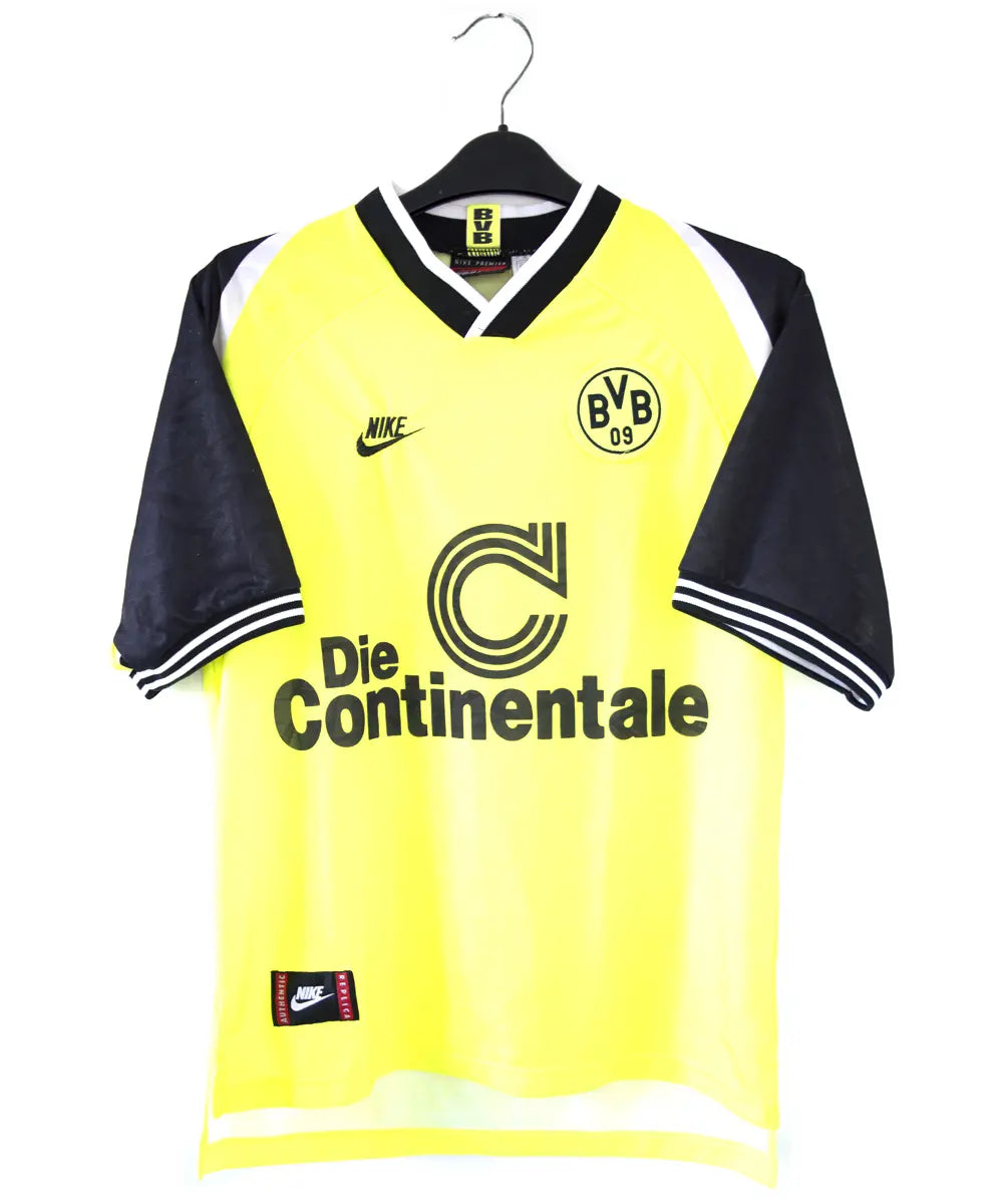 Maillot domicile du Borussia Dortmund de la saison 1995-1996. Le maillot est de couleur jaune et noir. On peut retrouver sur le maillot le sponsor die continentale et l'équipementier nike