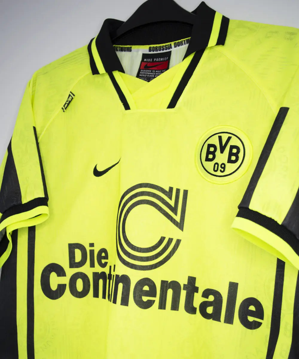 Maillot vintage domicile jaune et noir du borrussia dortmund de la saison 1996-1997. On peut retrouver l'équipementier nike et le sponsor die continentale