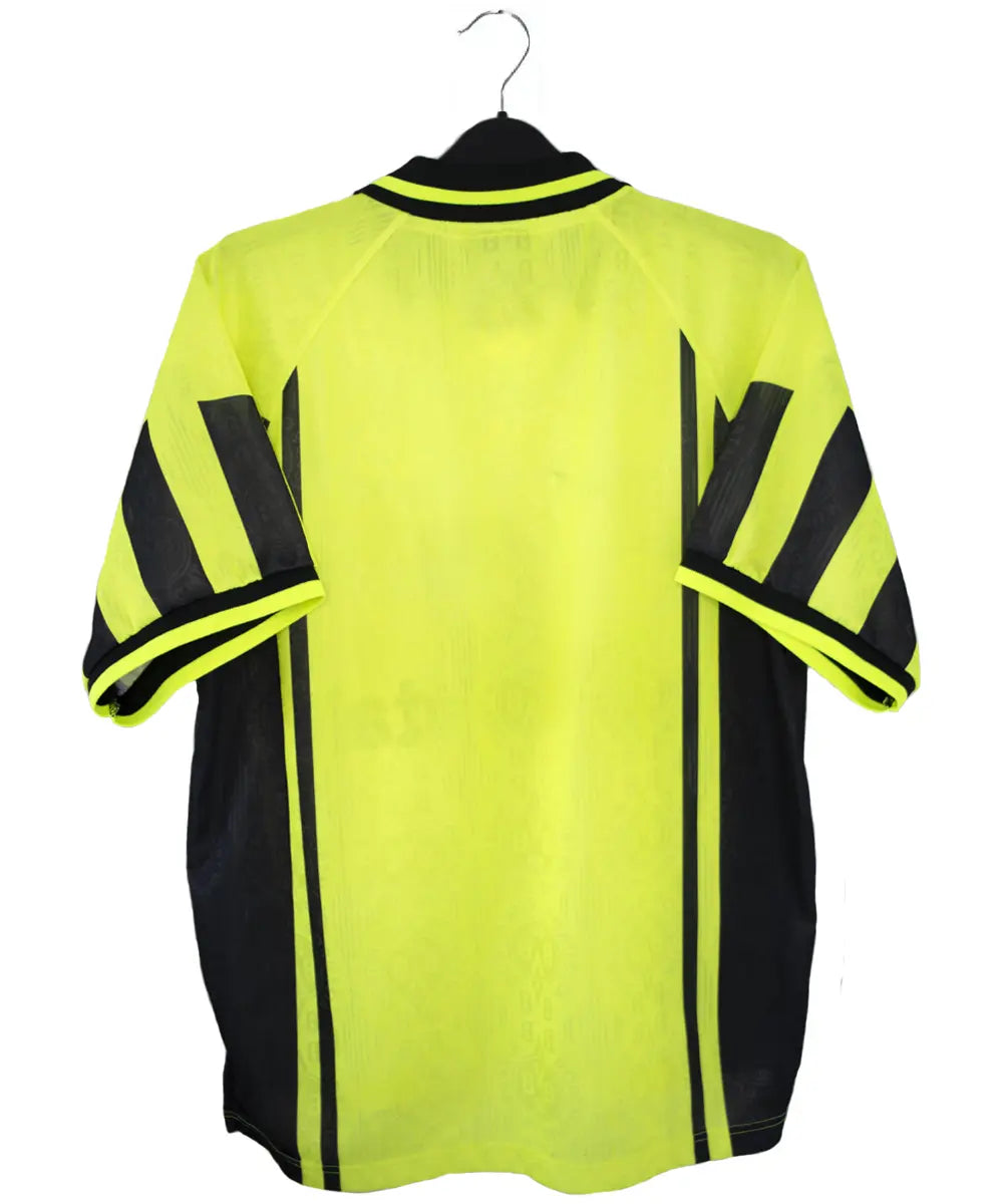 Maillot vintage domicile jaune et noir du borrussia dortmund de la saison 1996-1997. On peut retrouver l'équipementier nike et le sponsor die continentale