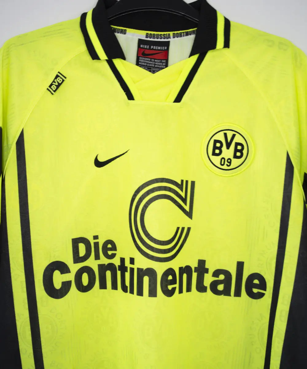 Maillot vintage domicile jaune et noir du borrussia dortmund de la saison 1996-1997. On peut retrouver l'équipementier nike et le sponsor die continentale