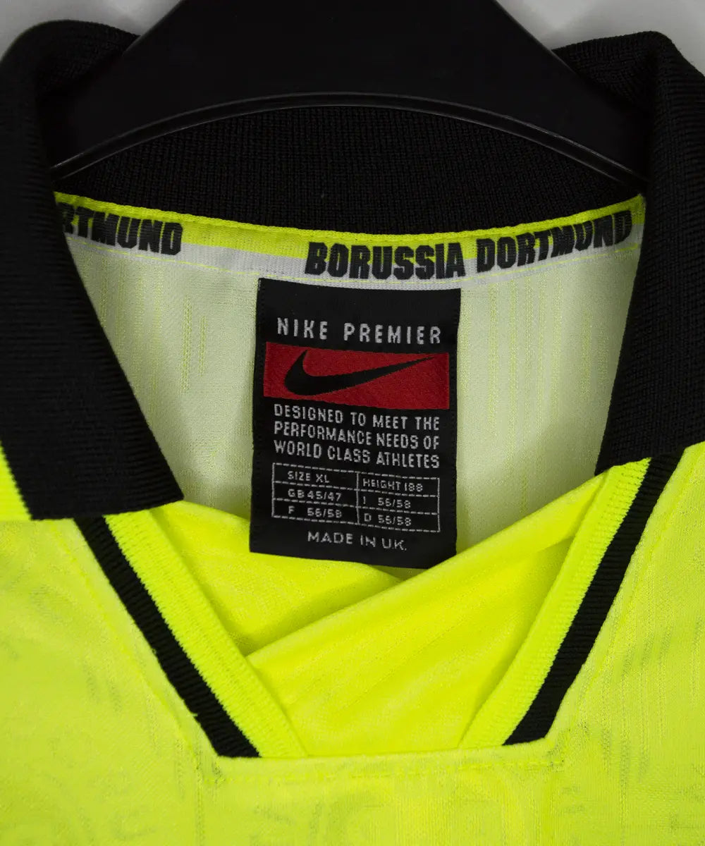 Maillot vintage domicile jaune et noir du borrussia dortmund de la saison 1996-1997. On peut retrouver l'équipementier nike et le sponsor die continentale