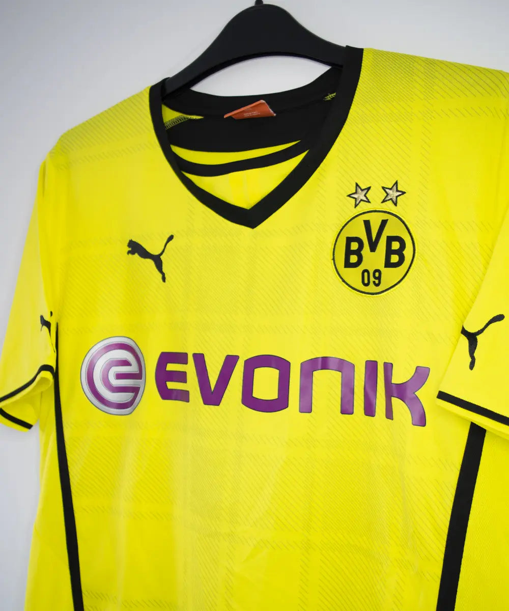 Maillot vintage domicile jaune et noir du borrussia dortmund de la saison 2013-2014. On peut retrouver l'équipementier puma et le sponsor evonik. Le maillot est floqué du numéro 9 Lewandowski