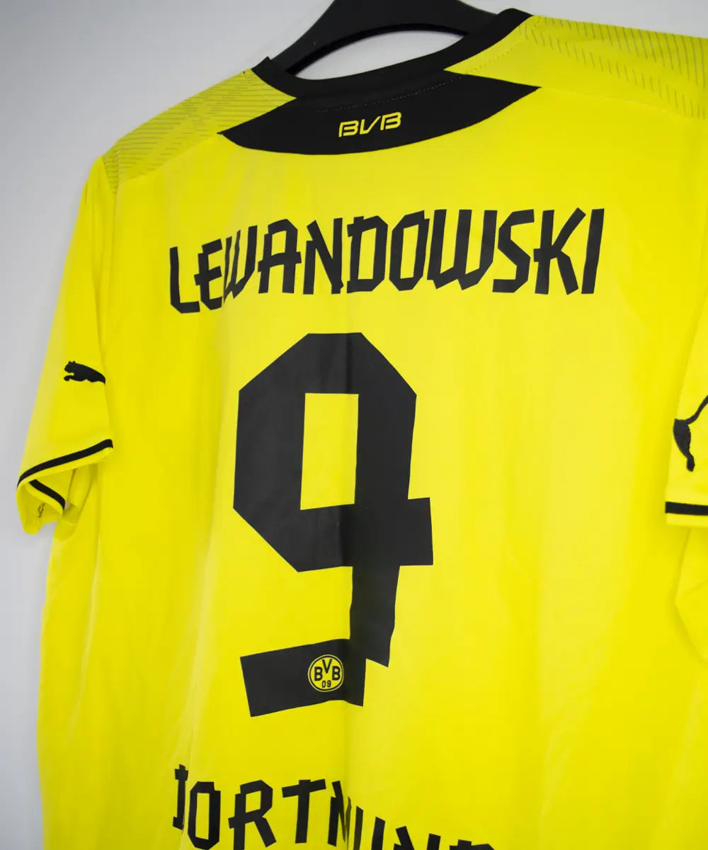 Maillot vintage domicile jaune et noir du borrussia dortmund de la saison 2013-2014. On peut retrouver l'équipementier puma et le sponsor evonik. Le maillot est floqué du numéro 9 Lewandowski