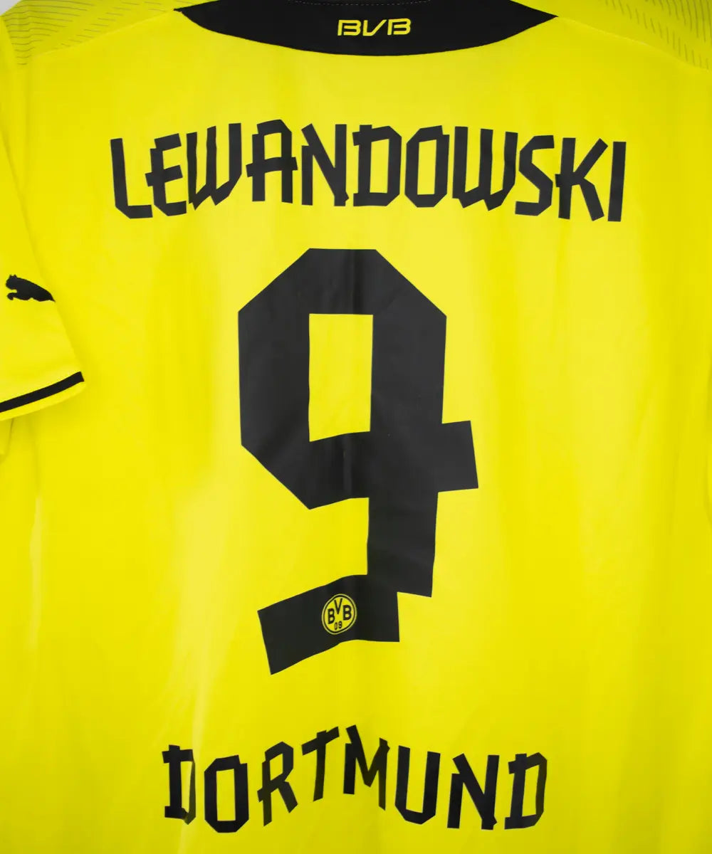 Maillot vintage domicile jaune et noir du borrussia dortmund de la saison 2013-2014. On peut retrouver l'équipementier puma et le sponsor evonik. Le maillot est floqué du numéro 9 Lewandowski